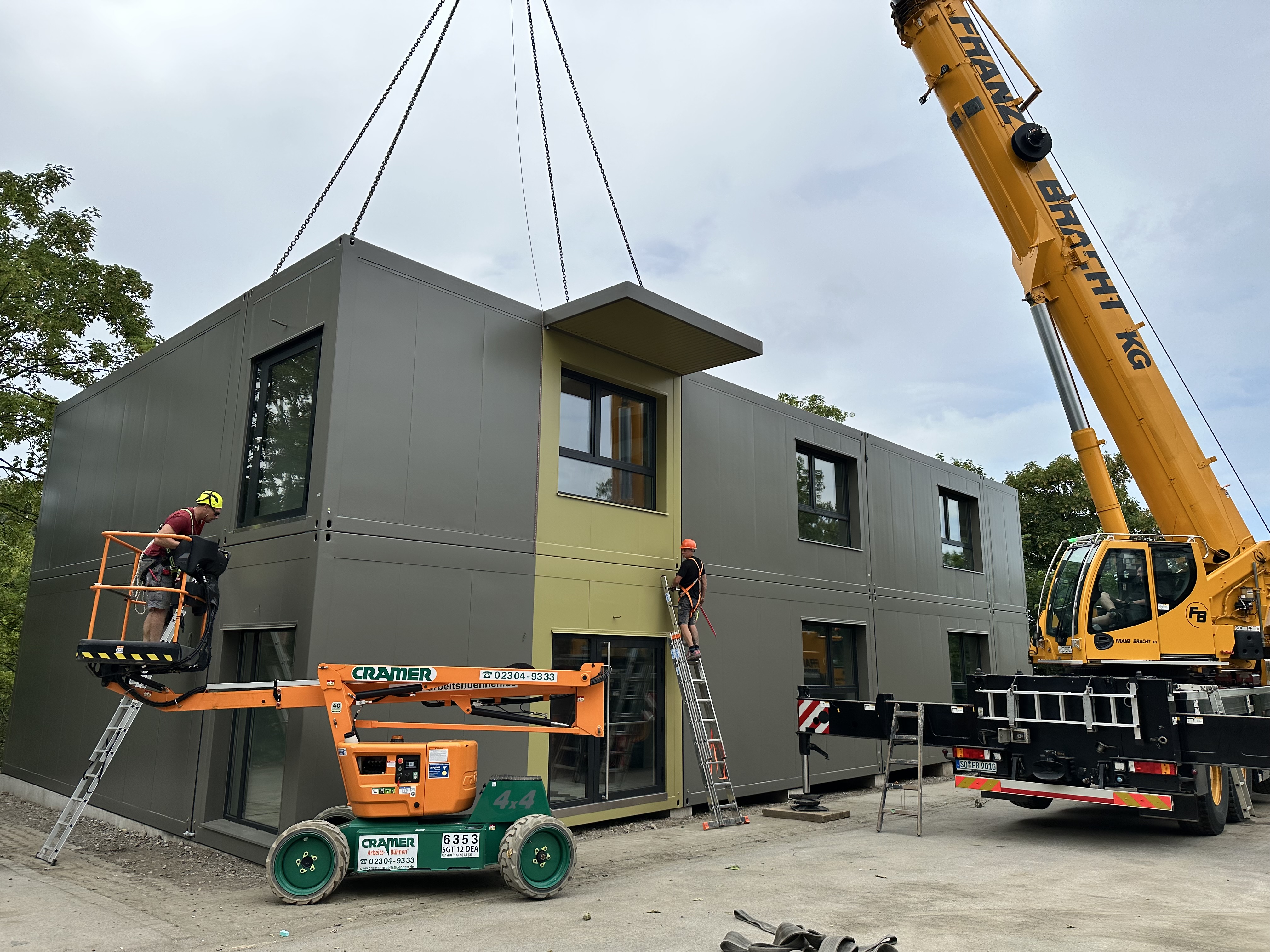 Module für den zweigeschossigen Bau werden montiert