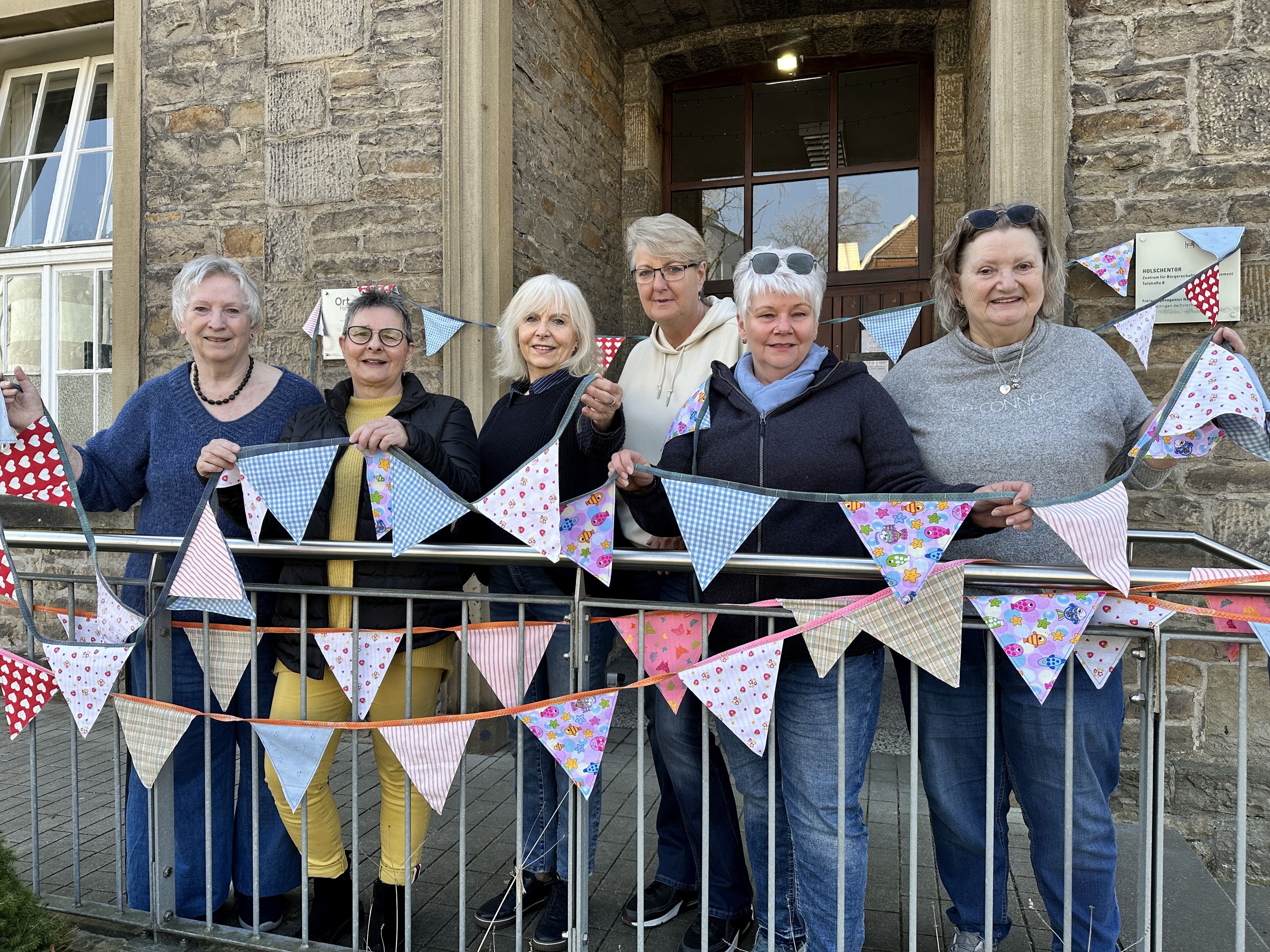 Das Nähcafé im Holschentor näht bunte Wimpel