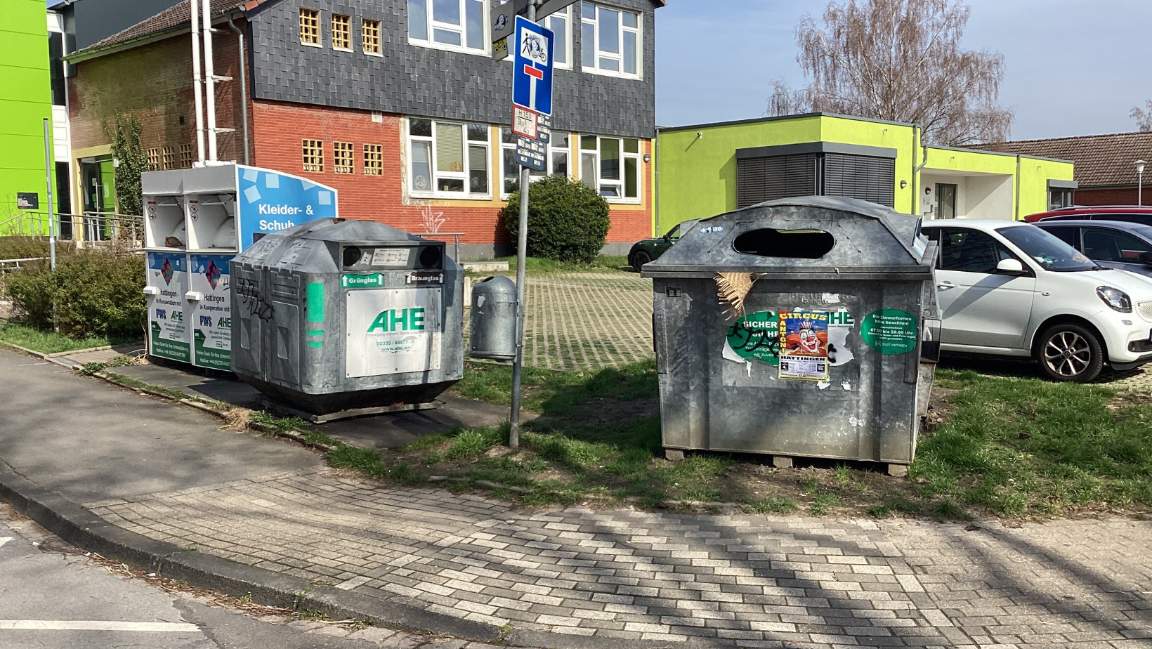 Fotografie des Containerstandortes. Im Hintergrund ist die KiTa Bruchfeld zu sehen.