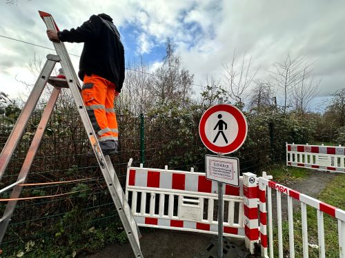 Absperrung am Weg, der zur Eisenbahnbrücke führt 