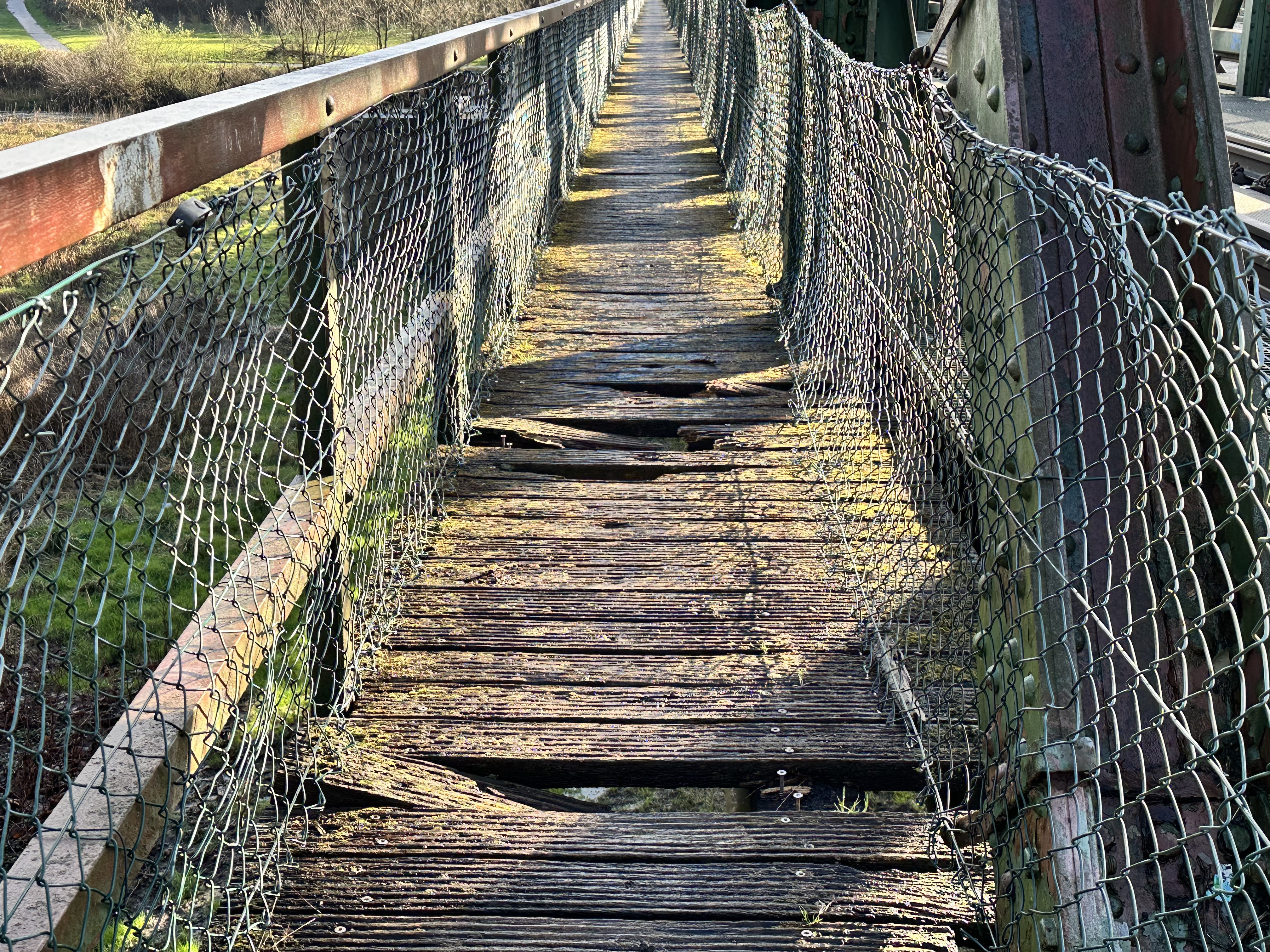 Gebrochene und marode Holzbohlen 