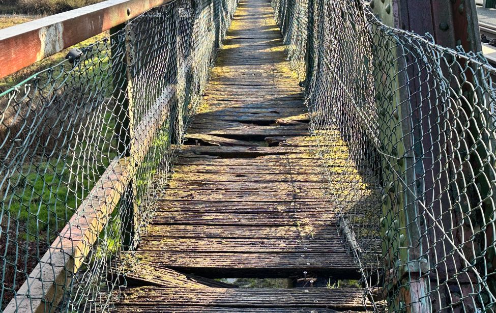 Gebrochene und marode Holzbohlen 
