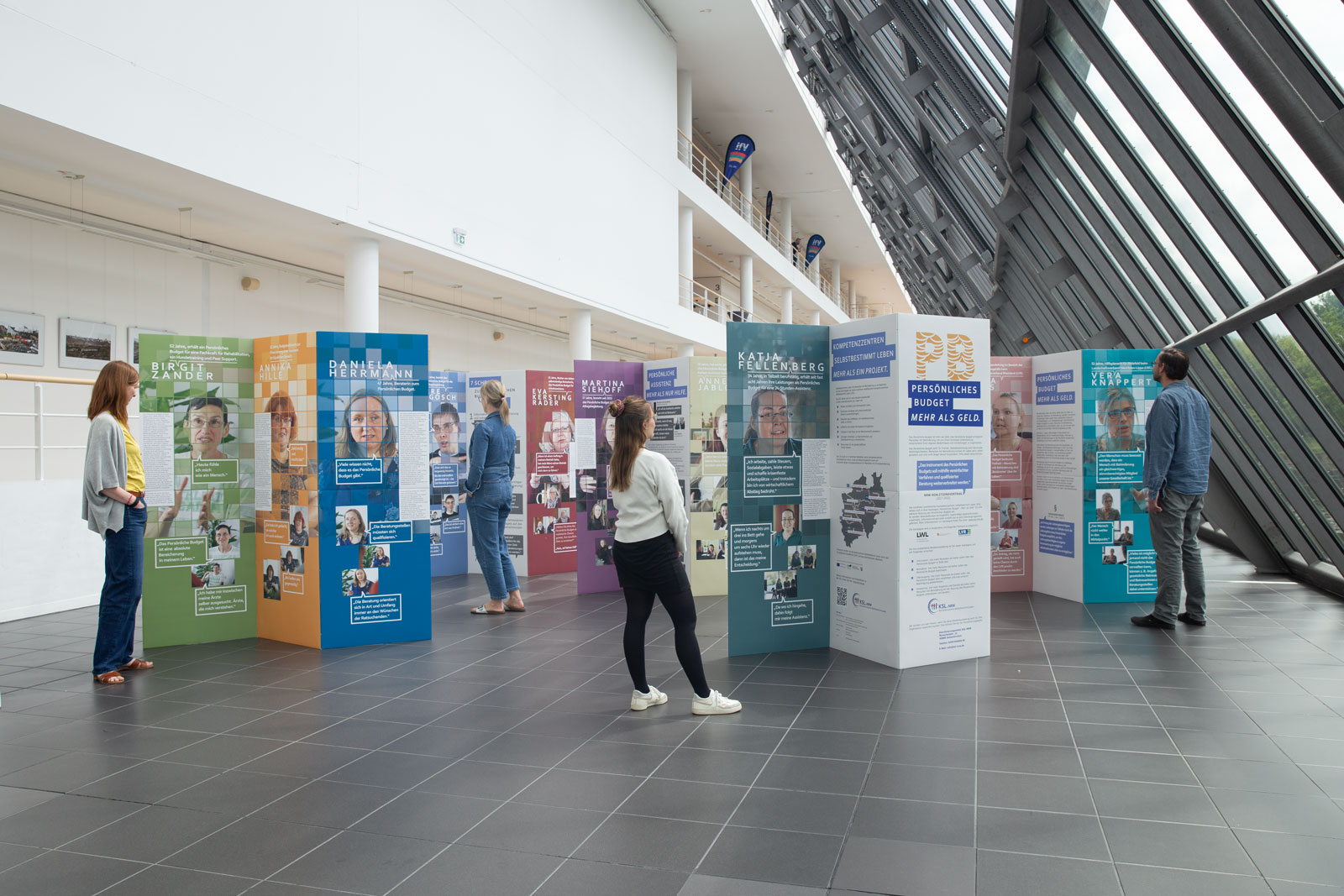 Fotografie von Personen, die vor den Aufstellern der Ausstellung stehen