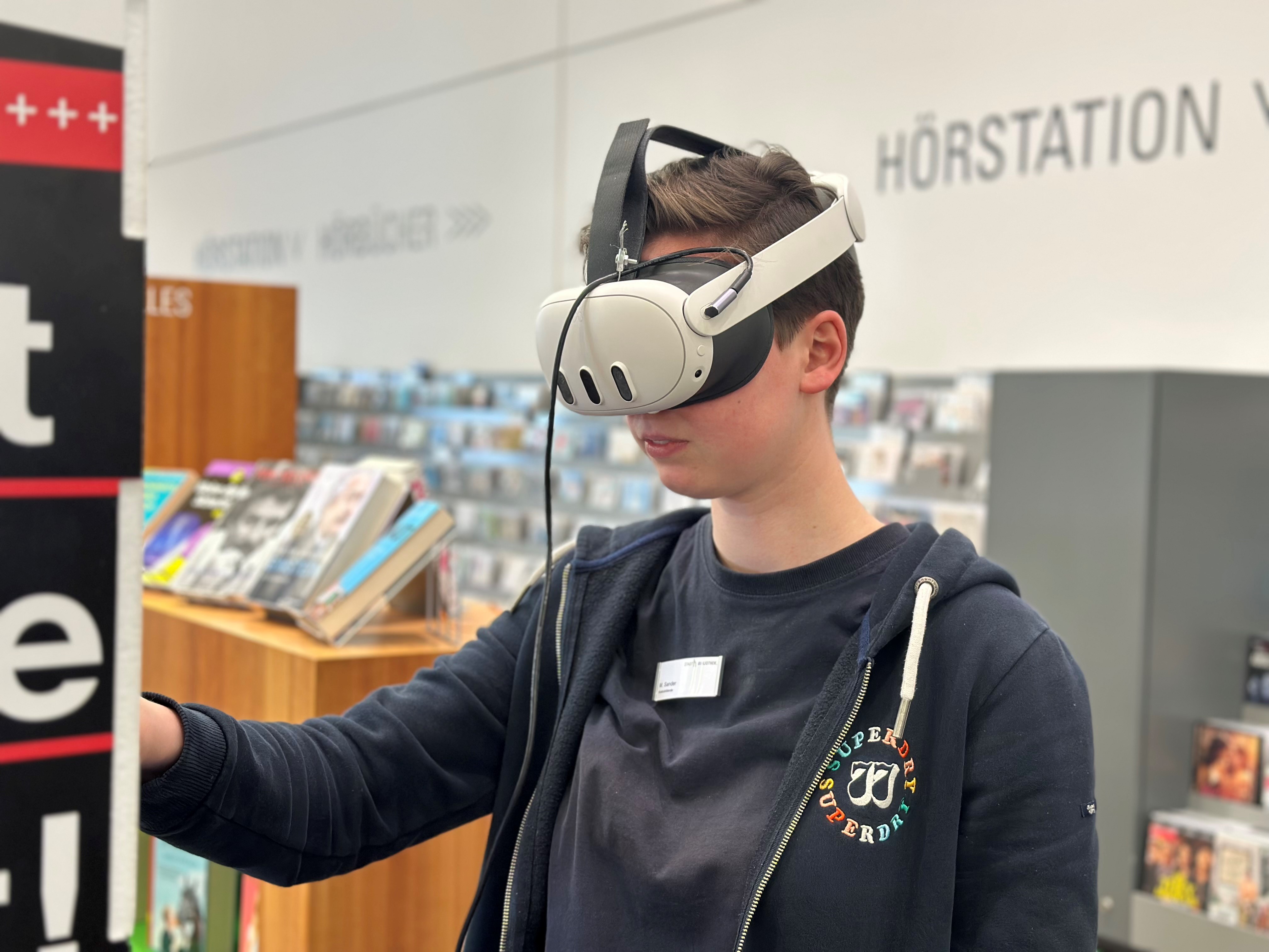 Mitarbeiterin mit VR-Brille