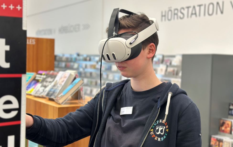 Mitarbeiterin mit VR-Brille