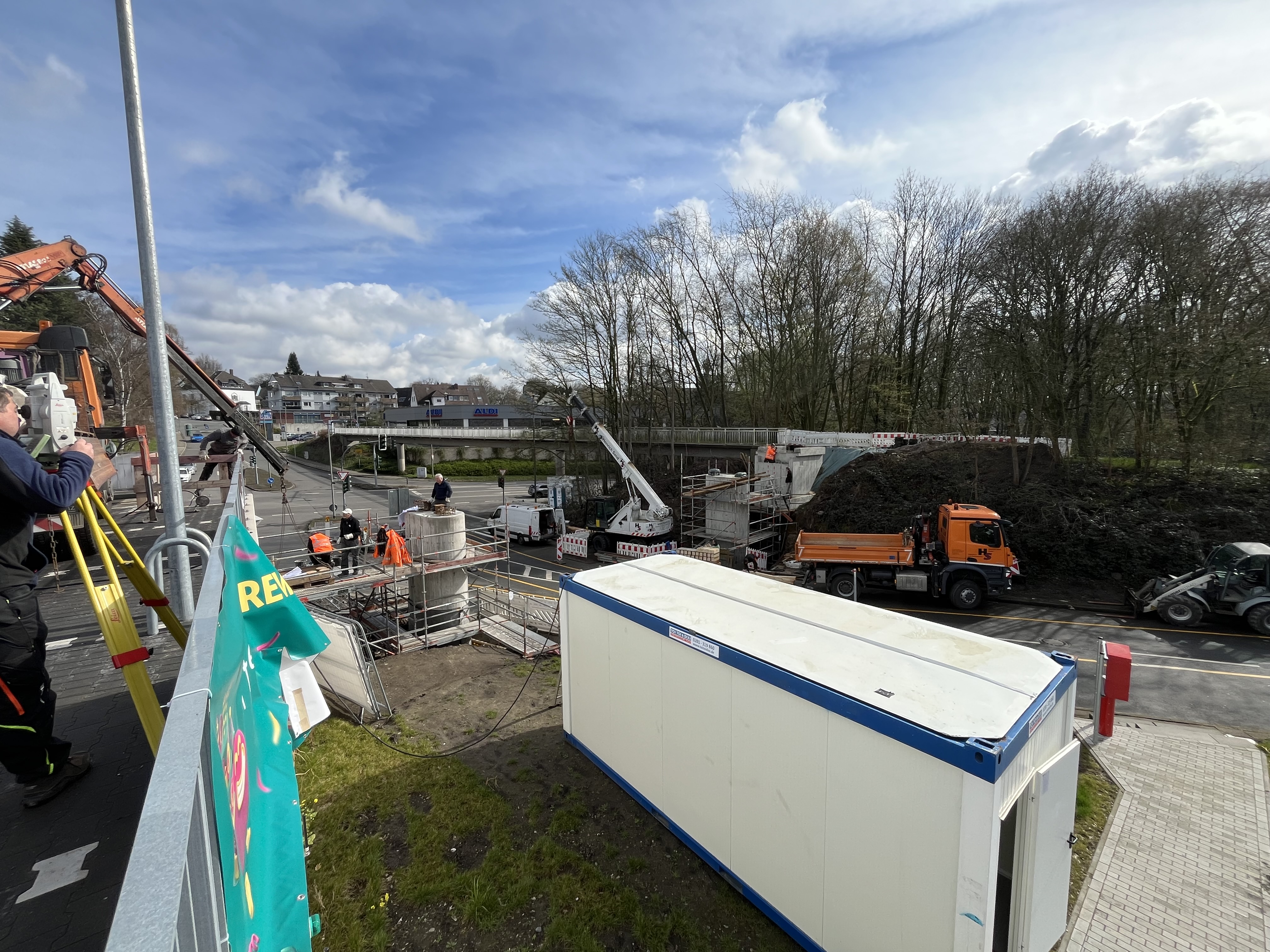 Arbeiten an der Fußgängerbrücke in Winz-Baak 