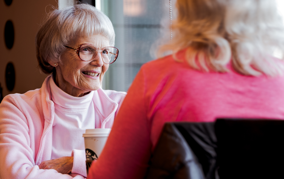 Foto von zwei Seniorinnen im Gespräch