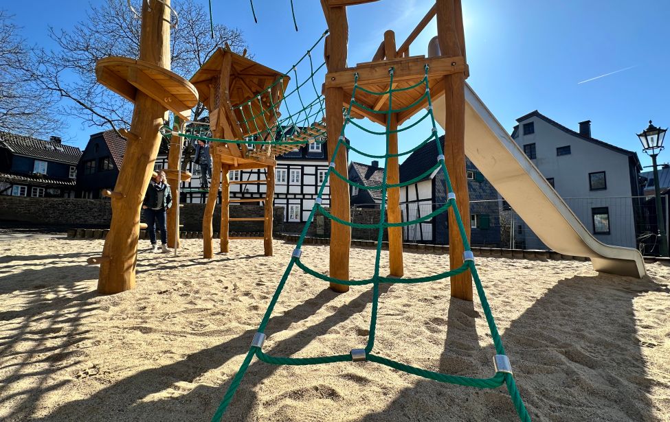 Neues Spielgerät in der Zollhausgasse 