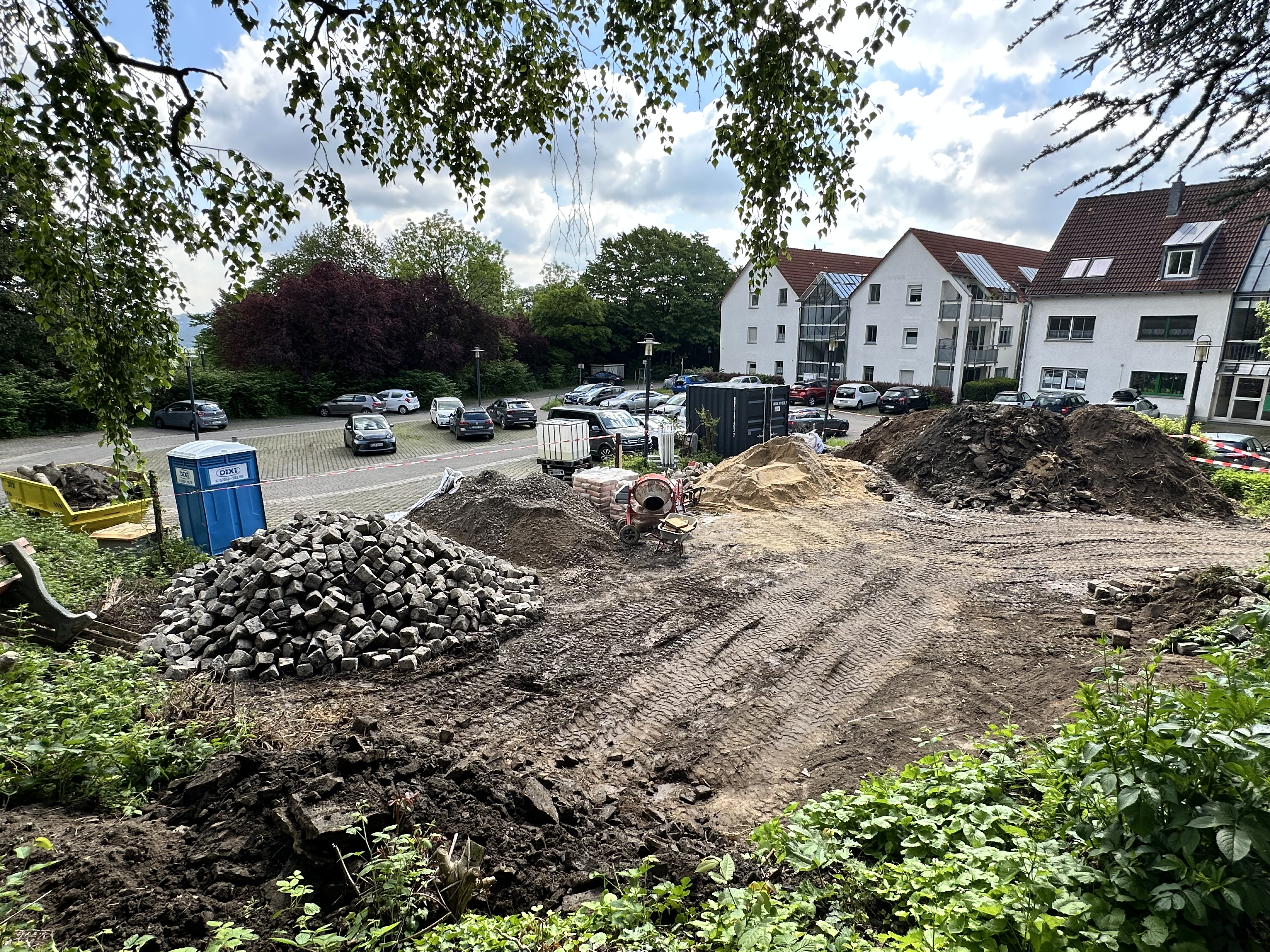 Im unteren Bereich ist die Baustelle bereits eingerichtet. Auf dieser Fläche wird der neue Spielplatz entstehen.