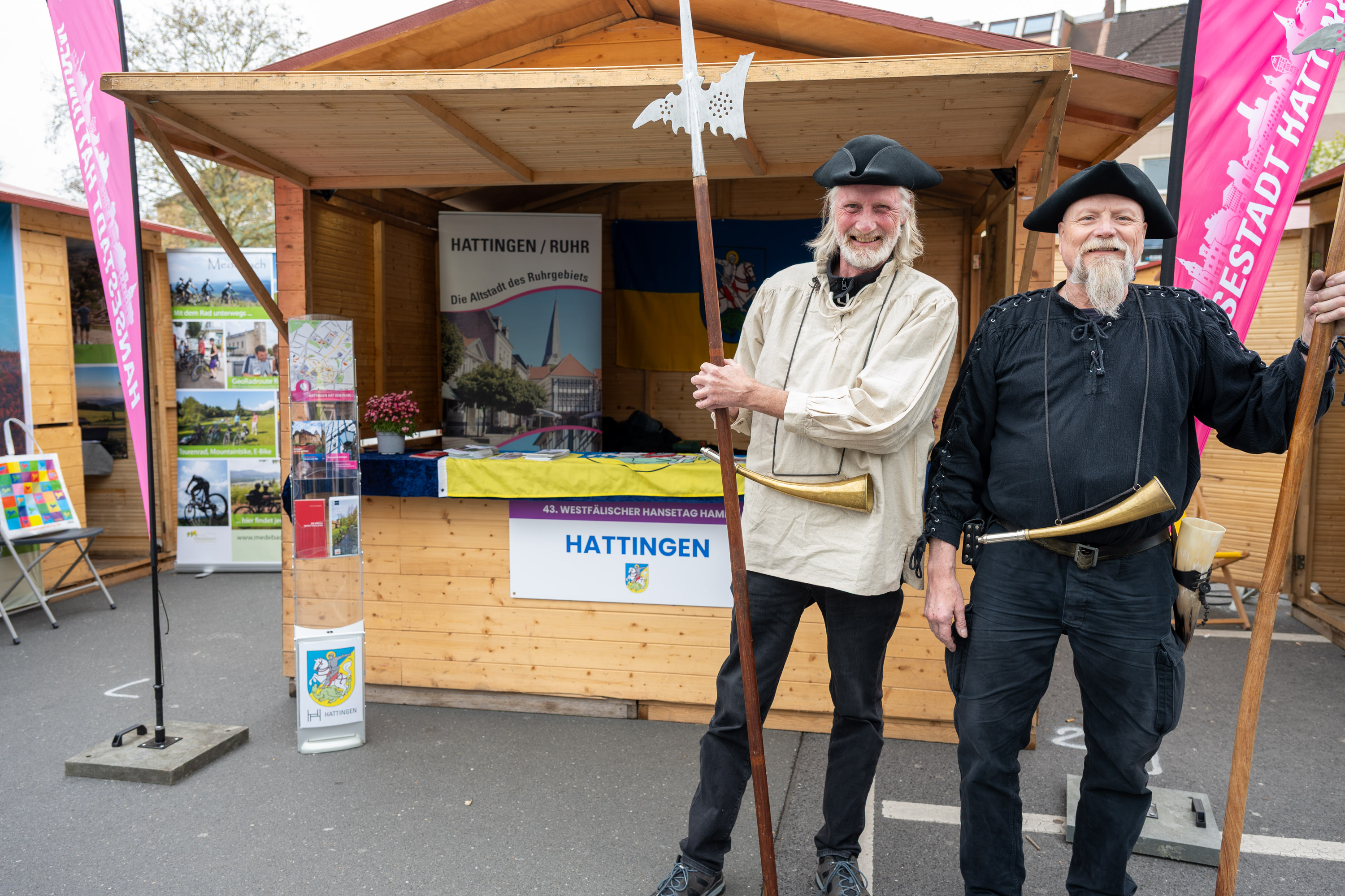 Zwei Personen vor einem Stand