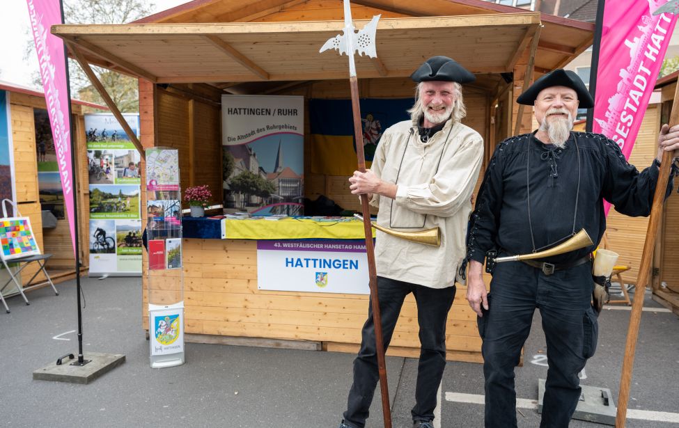 Zwei Personen vor einem Stand