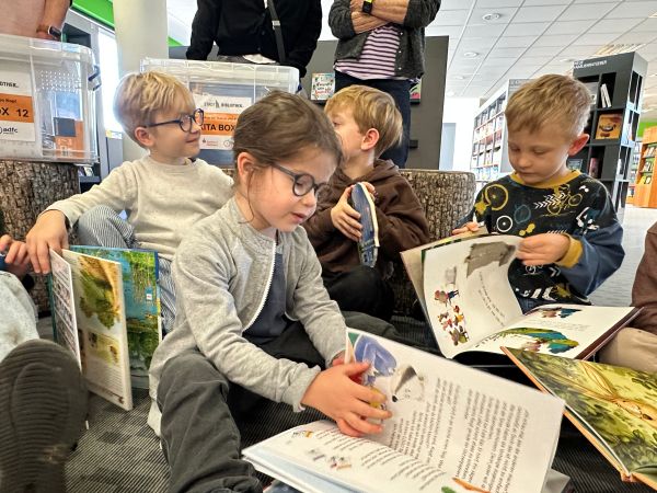 Kita-Boxen werden in der Stadtbibliothek von den Kindern der St. Georg Kita abgeholt. 