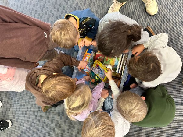 Kita-Boxen werden in der Stadtbibliothek von den Kindern der St. Georg Kita abgeholt. 