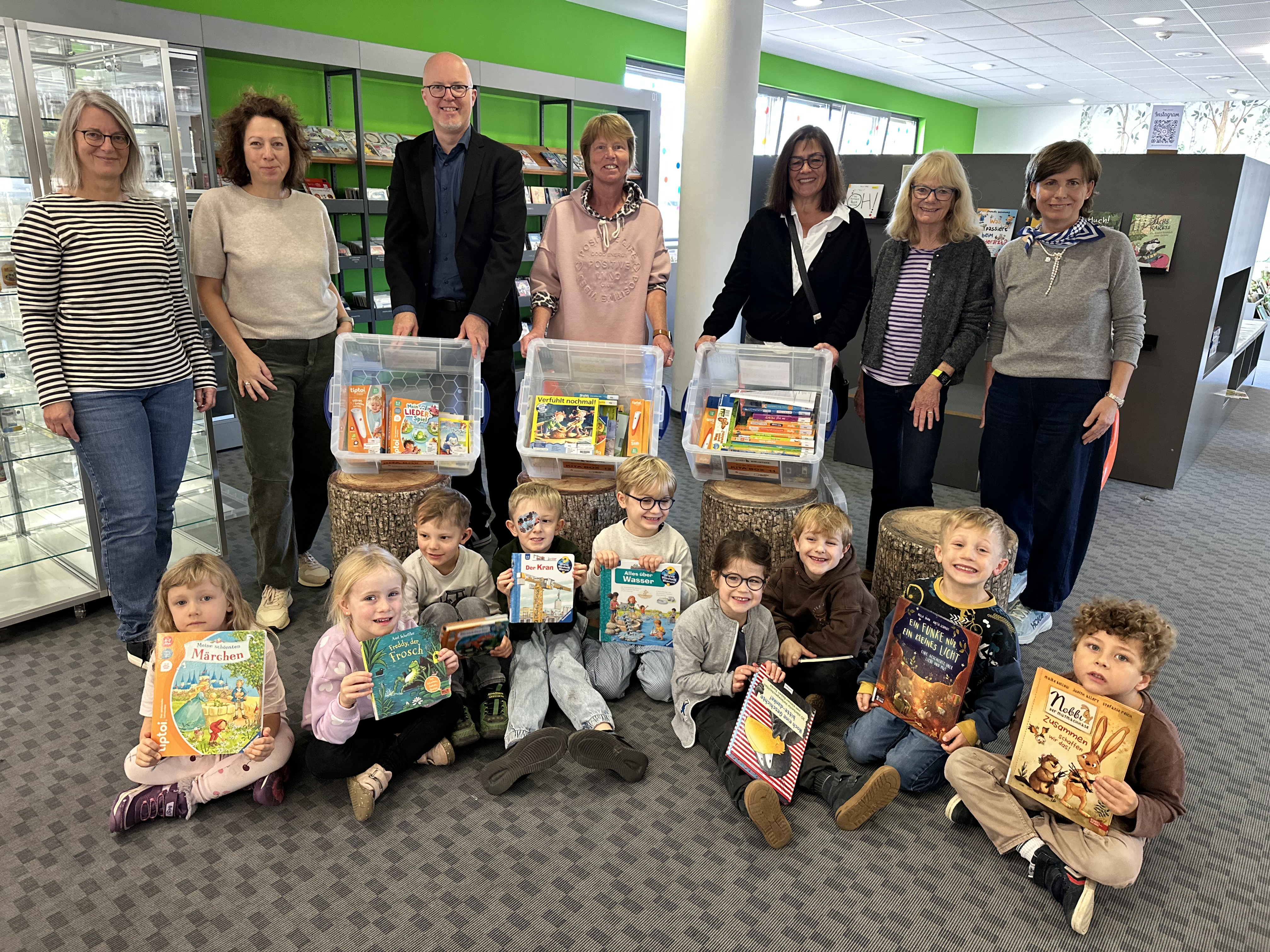 Kita-Boxen werden in der Stadtbibliothek von den Kindern der St. Georg Kita abgeholt. 