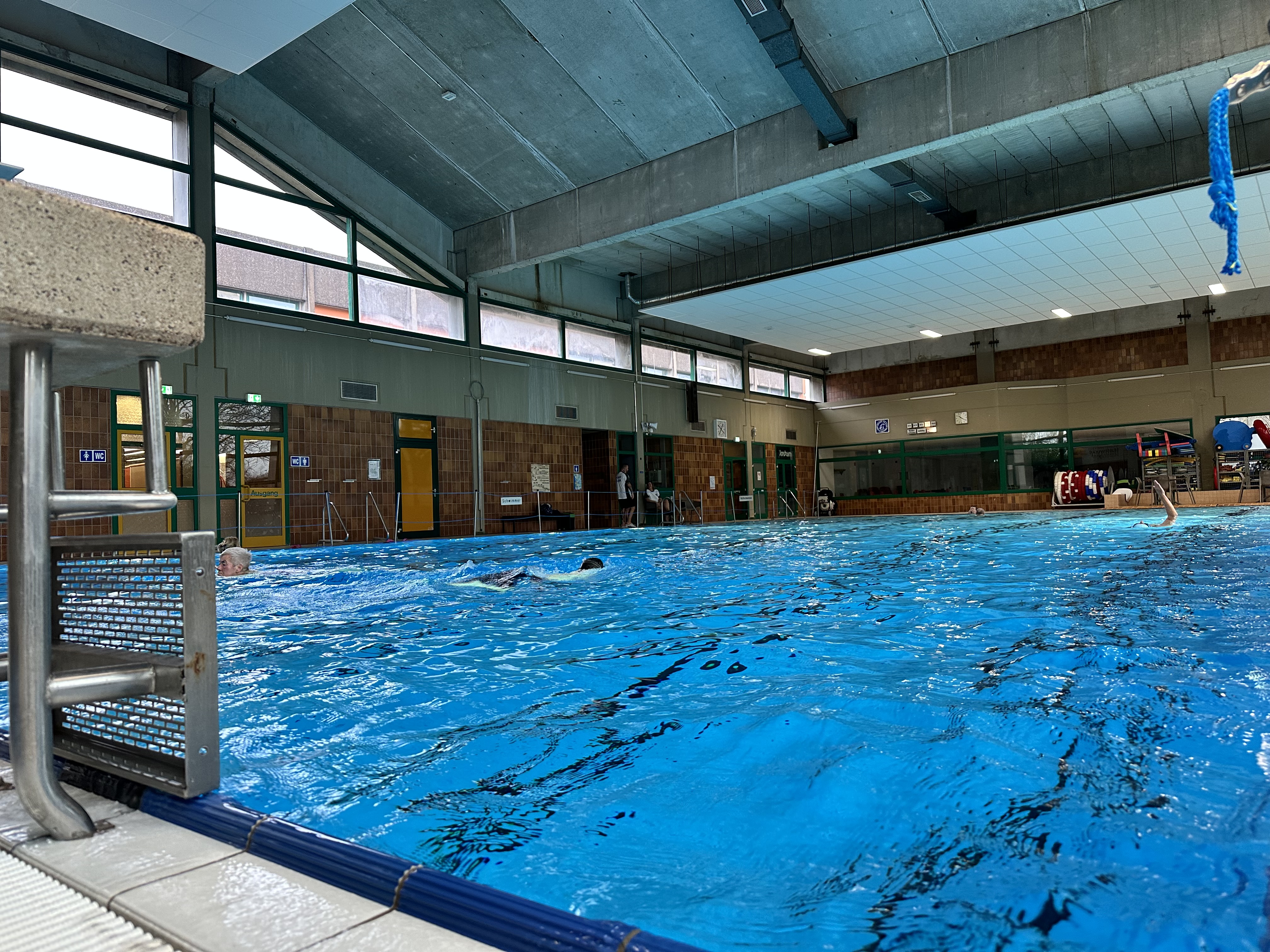 Becken im Hallenbad Holthausen.