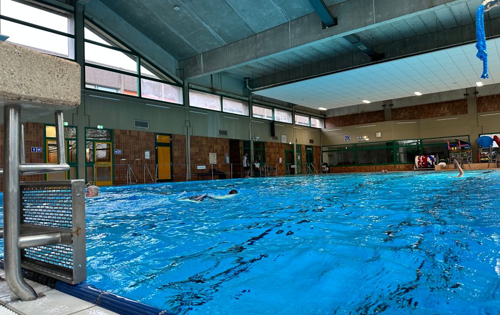 Becken im Hallenbad Holthausen.