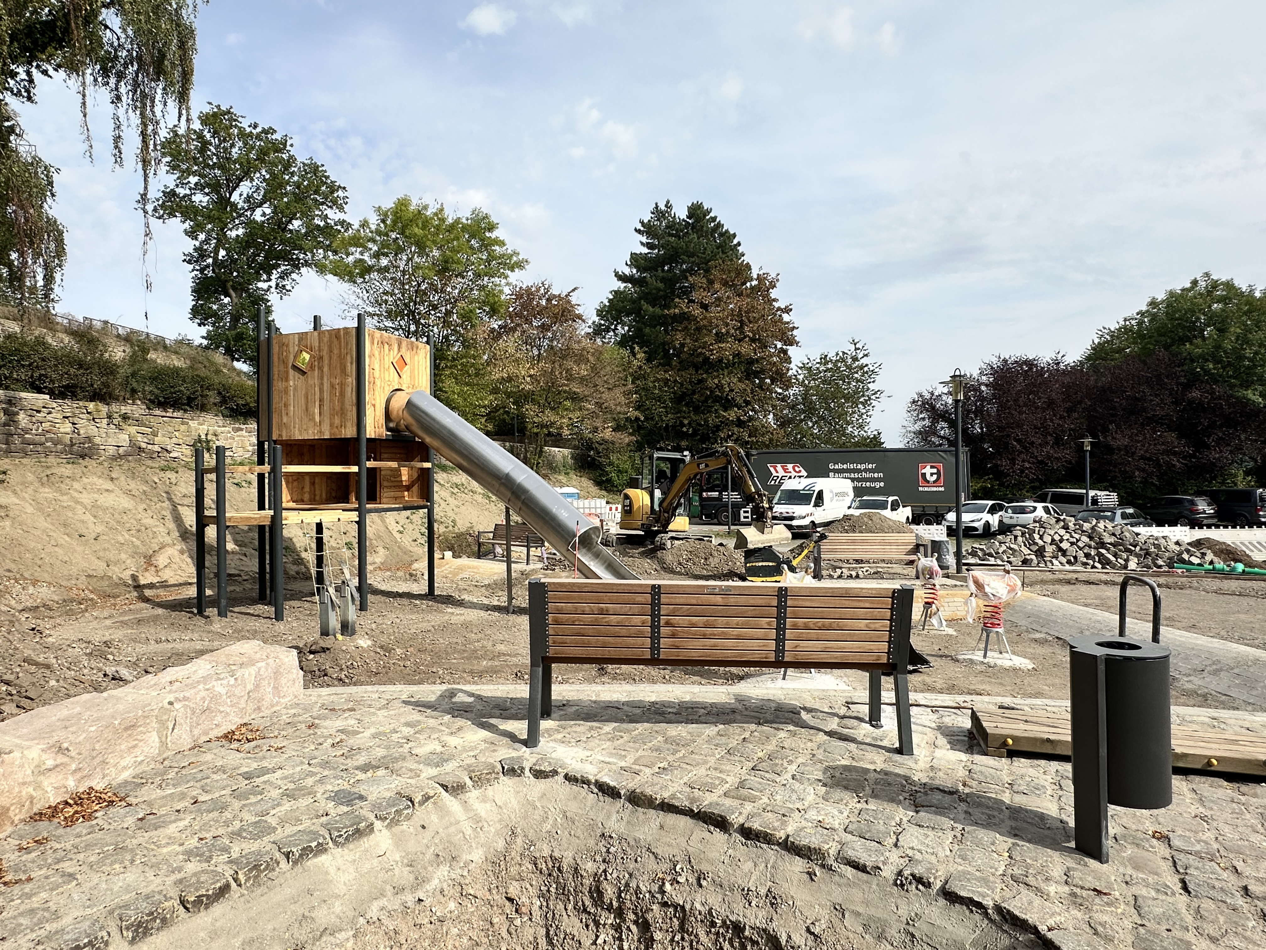 Die Bauarbeiten am Spielplatz im Eingangsbereich des Gethmannschen Gartens befinden sich in den finalen Zügen.