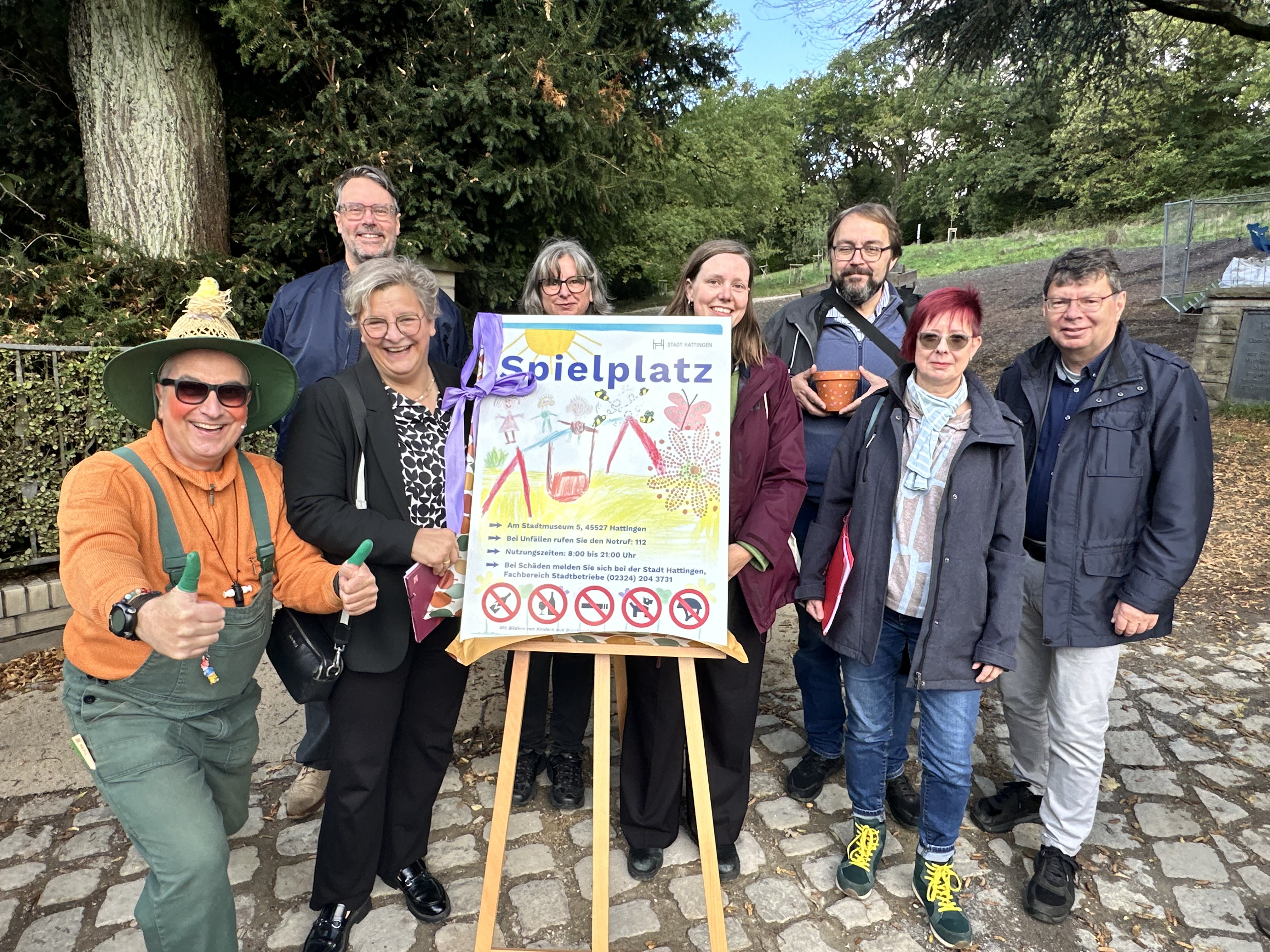 Spielplatzschild wird enthüllt. 