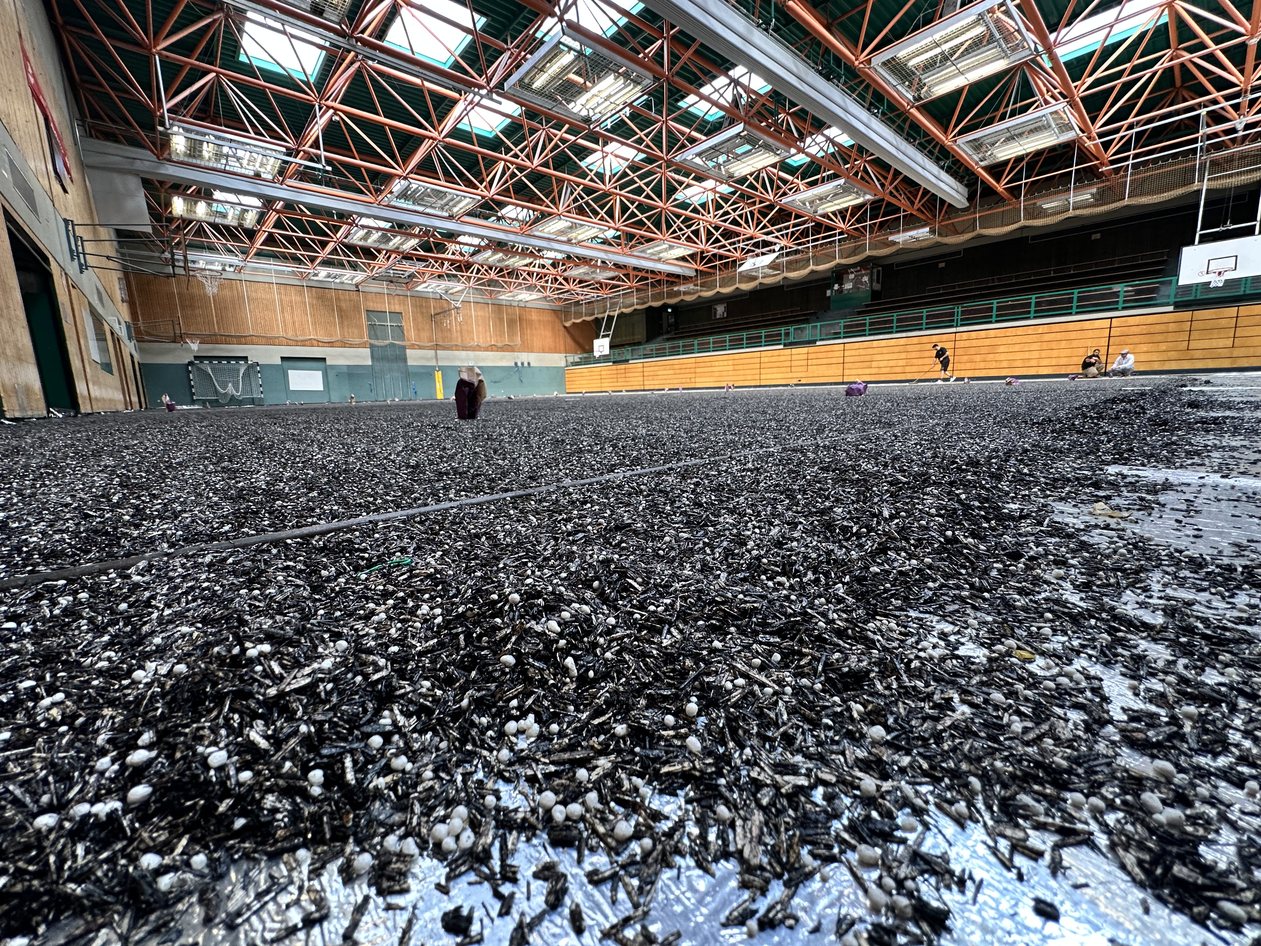 Die Turnhalle am gymnasium Holthausen wird saniert, die Ausgleichsschüttung wird aufgebracht. 