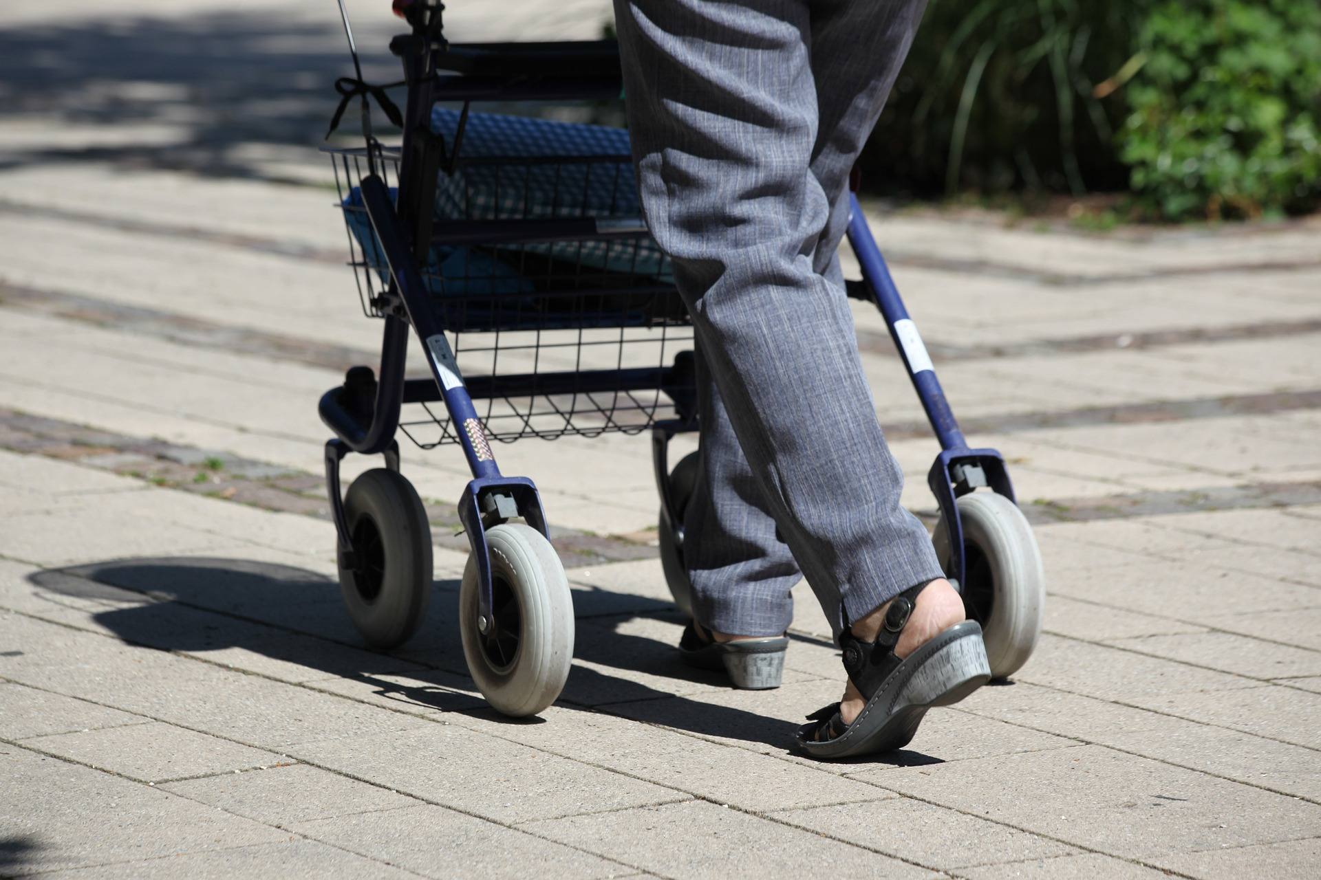Frau mit einem Rollator 