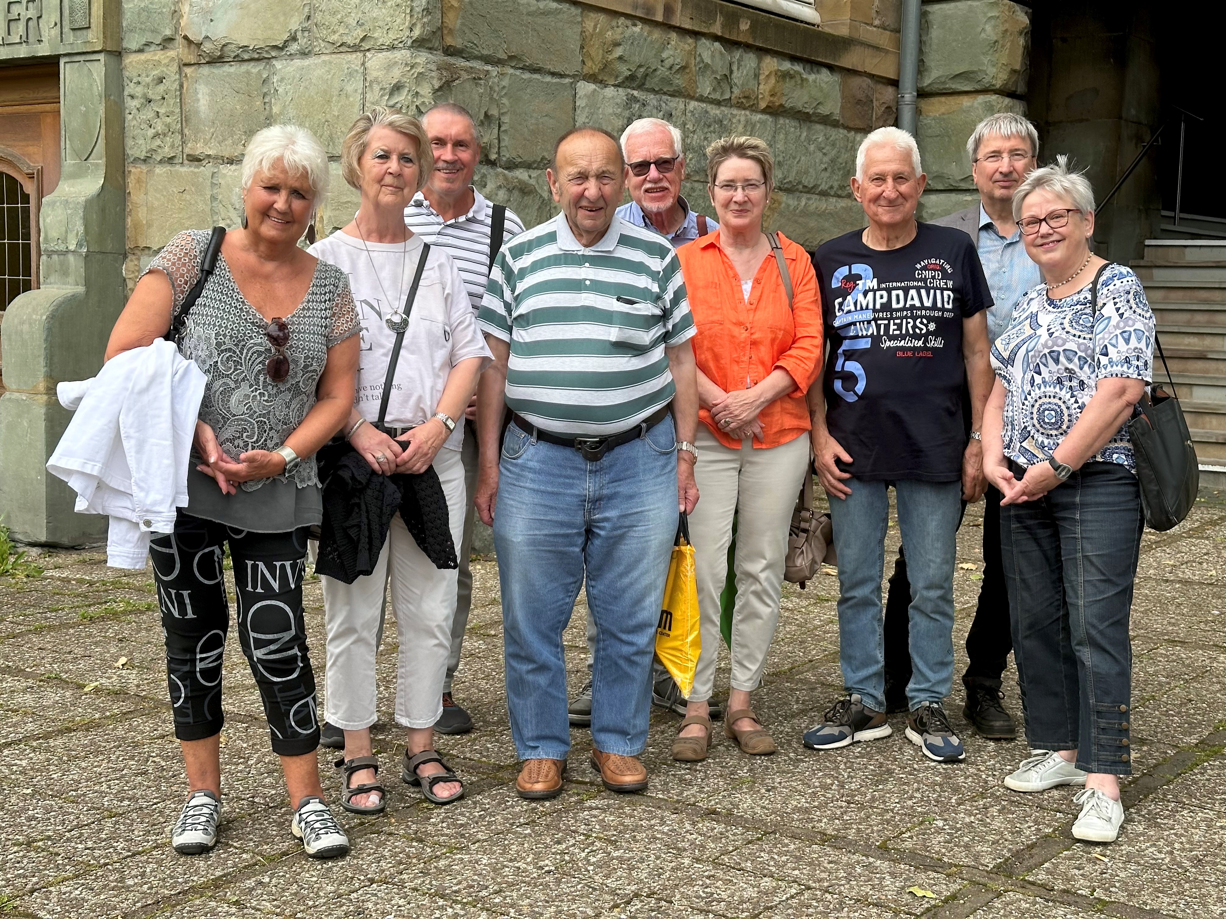 Eine Gruppe von Personen vor einer Hausfassade