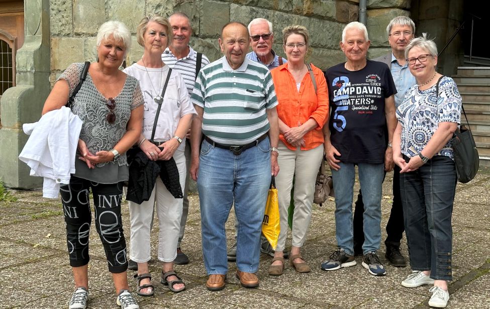 Eine Gruppe von Personen vor einer Hausfassade
