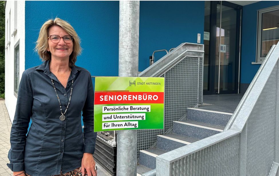 Foto von Tanja Meis vor dem Eingang des Bürgertreffs in Welper