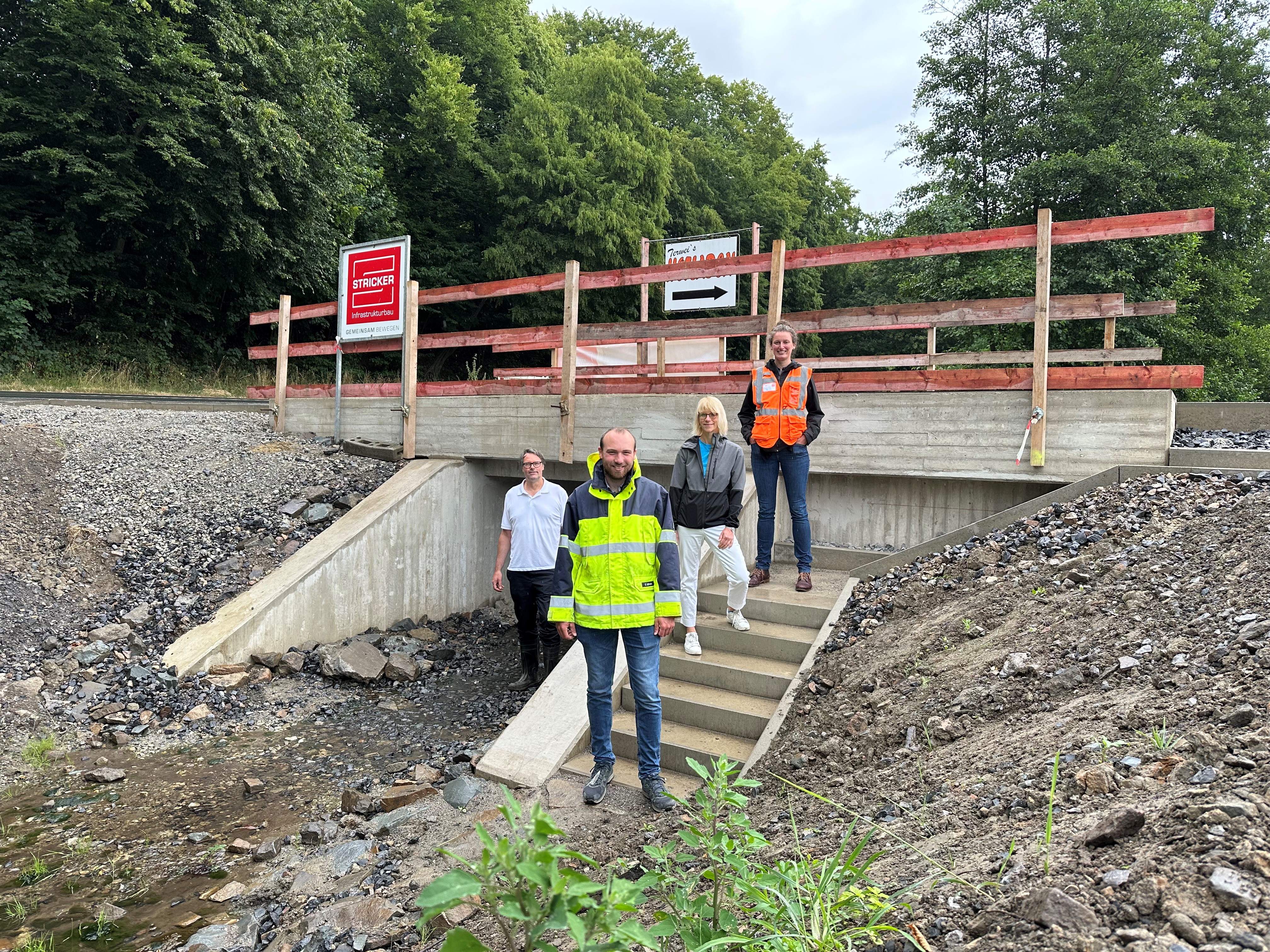 V.l.n.r. Baudezernent Jens Hendrix, Christoph Uphues und Melanie Jagusch-Klich vom Fachbereich Tiefbau und Christiane Bongardt, Bauleiterin Firma Stricker Infrastruktur GmbH&Co.KG. 
