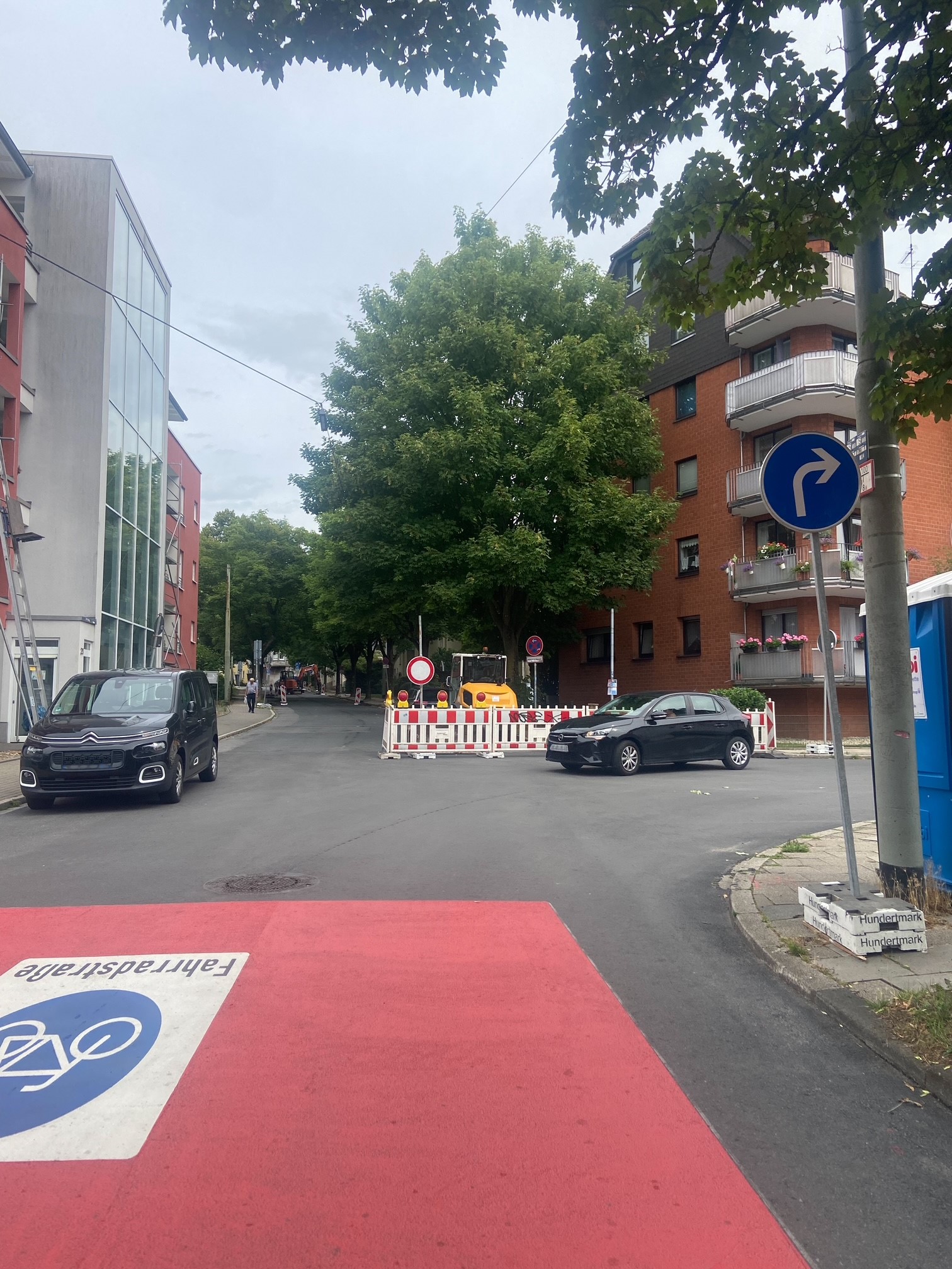 Straße mit frischer Fahrradstraßen-Markierung