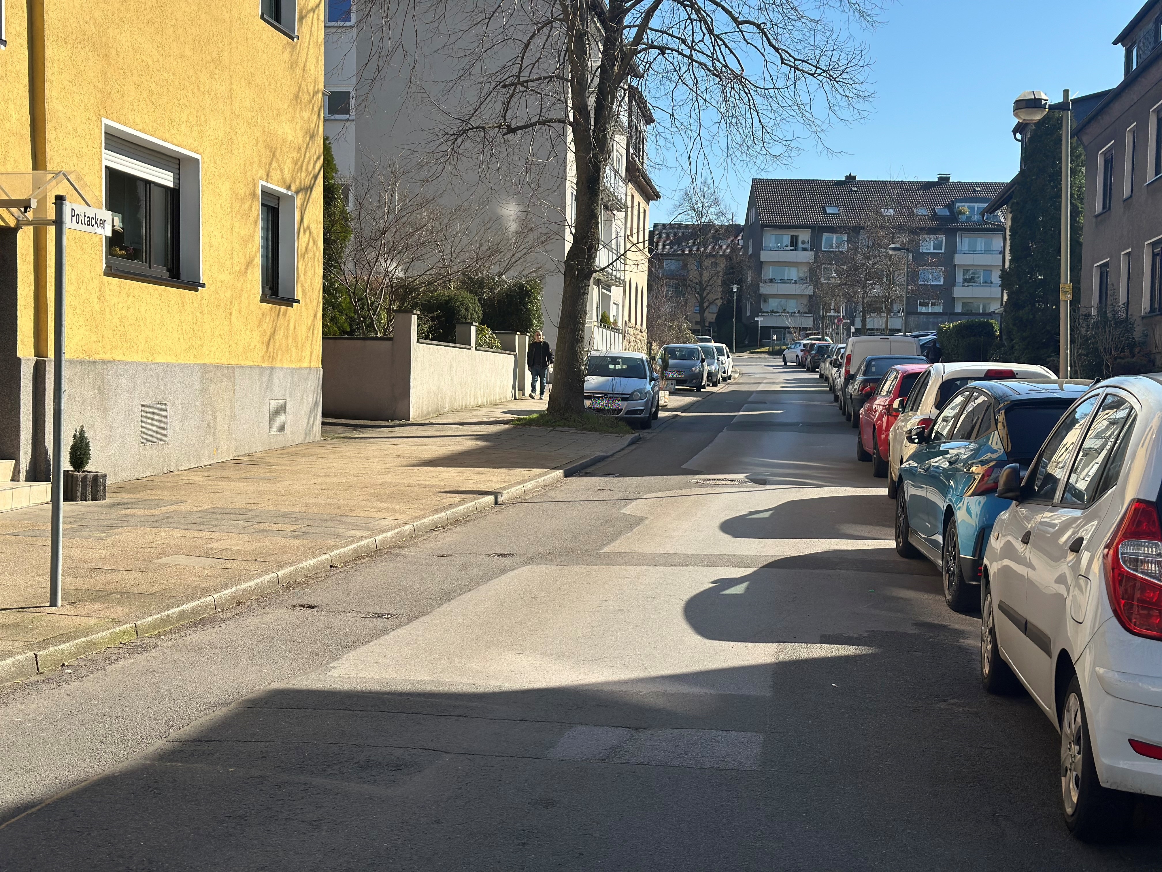 Straße Pottacker mit parkenden Autos