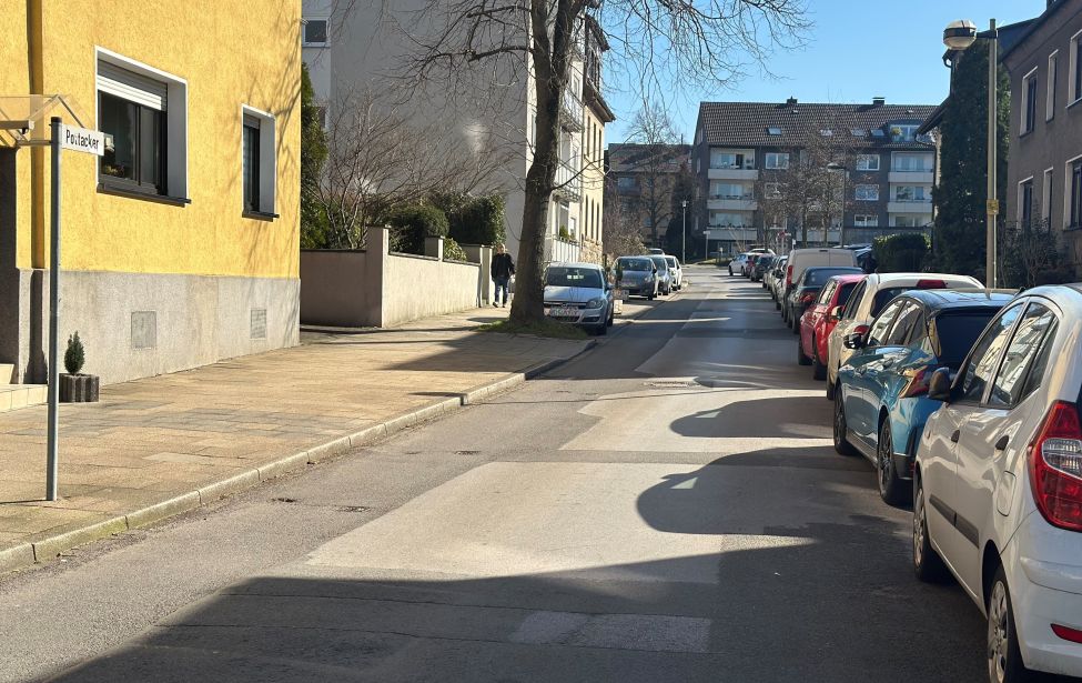Straße Pottacker mit parkenden Autos