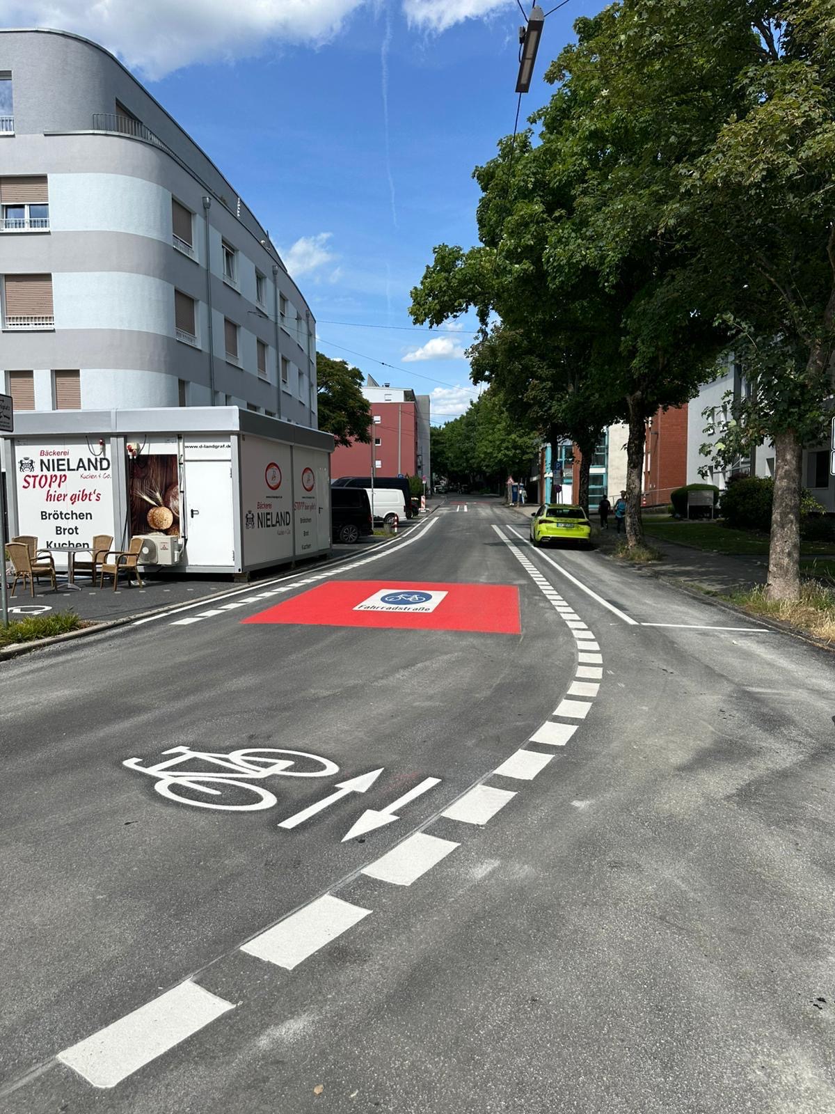 Straße mit frischer Fahrradstraßen-Markierung