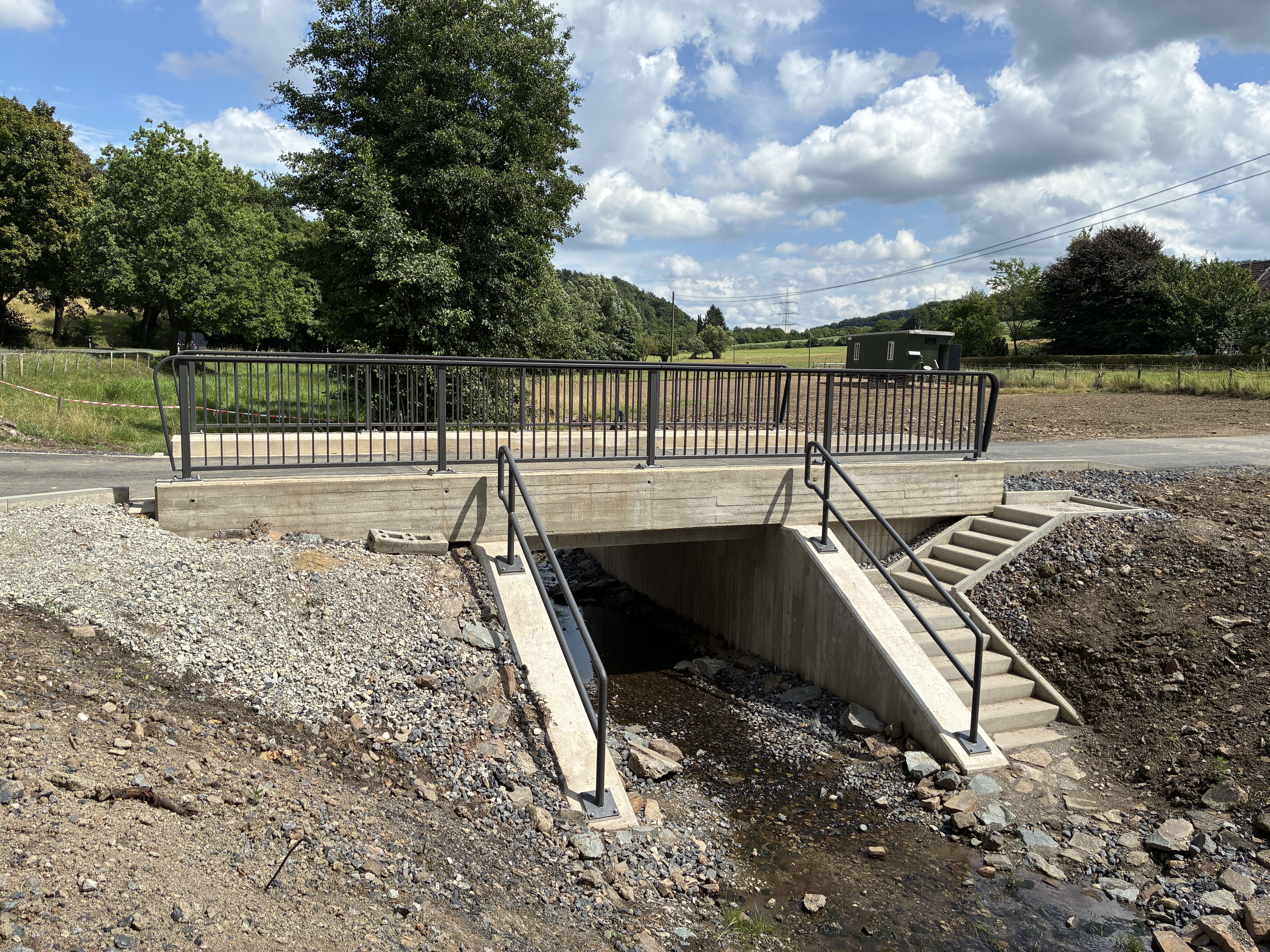 Die neue Brücke im Wodantal 95-101 steht.