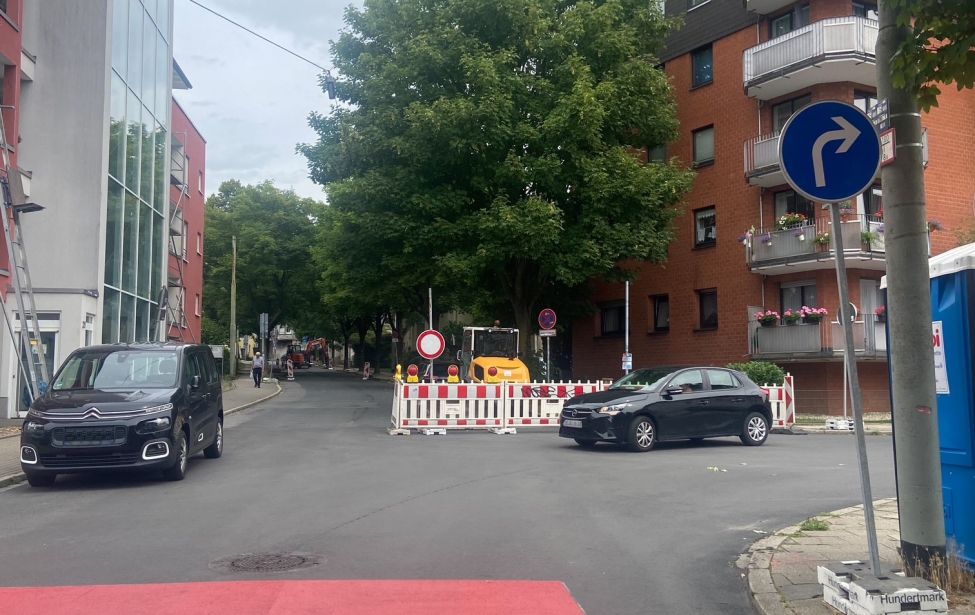 Straße mit frischer Fahrradstraßen-Markierung