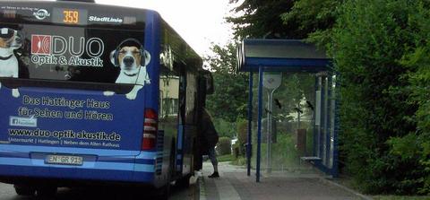 Bus hält an der Haltestelle