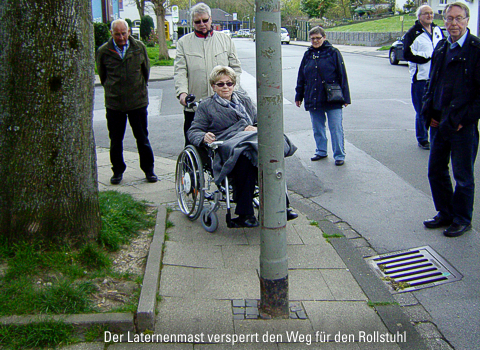 Laternenmast versperrt den Weg für Rollstuhl