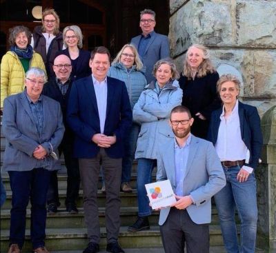 Gruppenfoto Engagierte Städte vor dem Rathaus