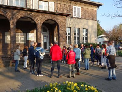 Telnehmende vor dem Gemeindeamt in Welper