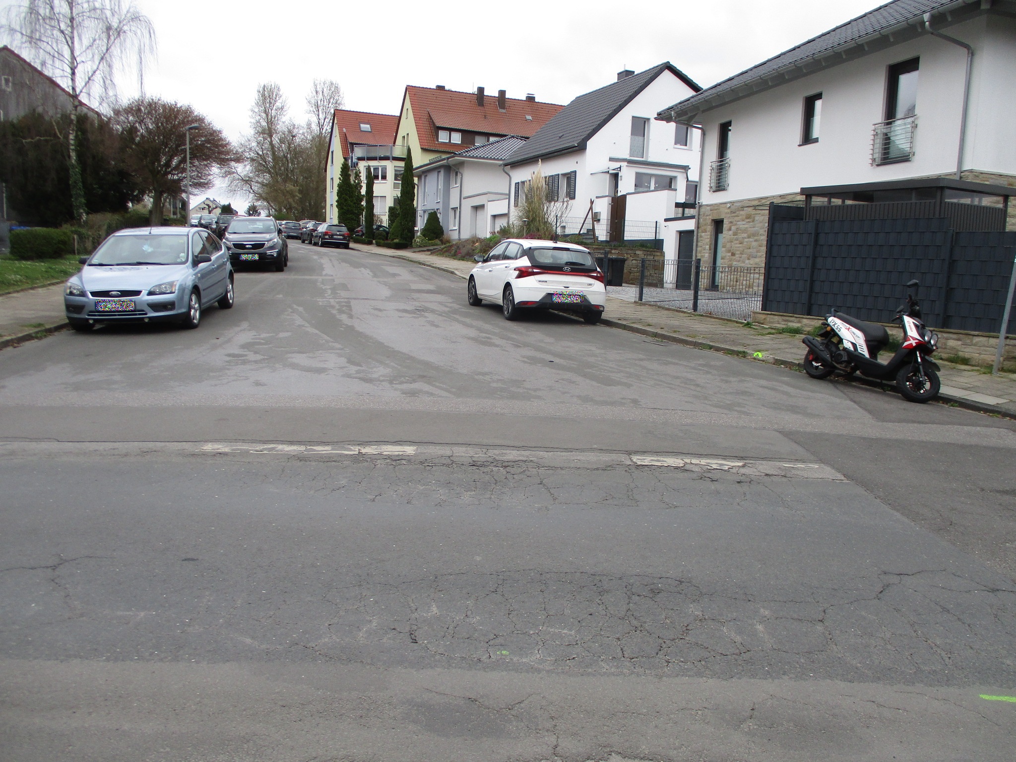 Bachstraße vor der Sanierung mit parkenden Fahrzeugen