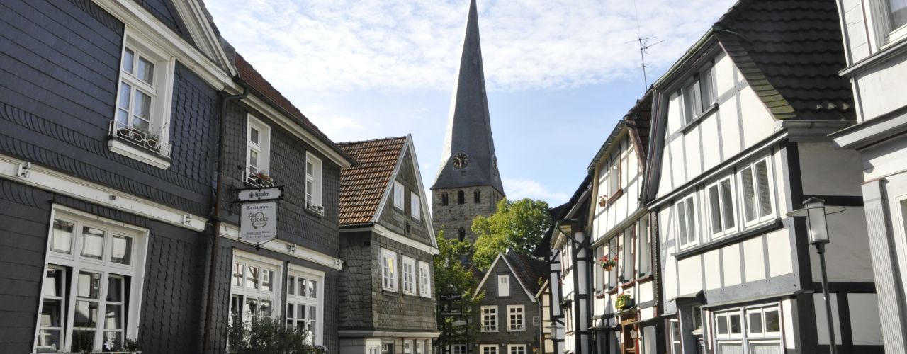 Foto der Hattinger Altstadt mit Kirchturm der St.-Georgskirche