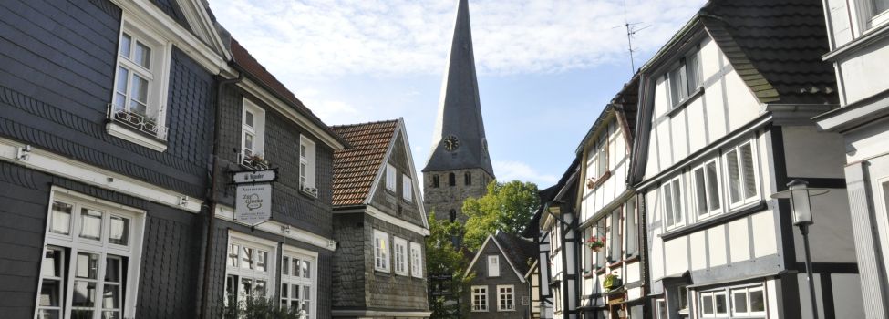 Foto der Hattinger Altstadt mit Kirchturm der St.-Georgskirche