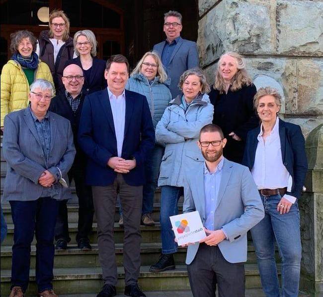 Gruppenfoto Engagierte Städte vor dem Rathaus